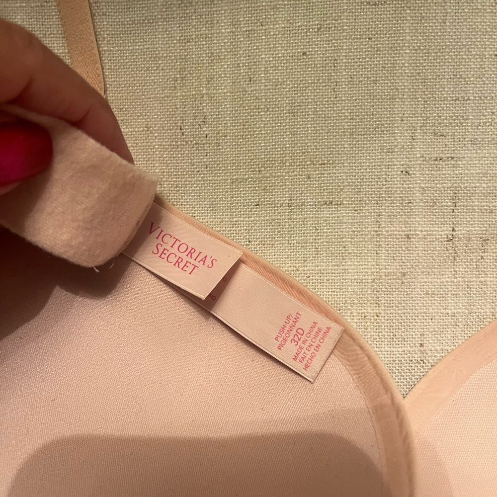 Victoria's Secret Peach Lace Trim Bra - Picture 3 of 4